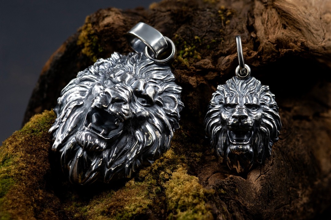 Srebrne wisiorki – lwy