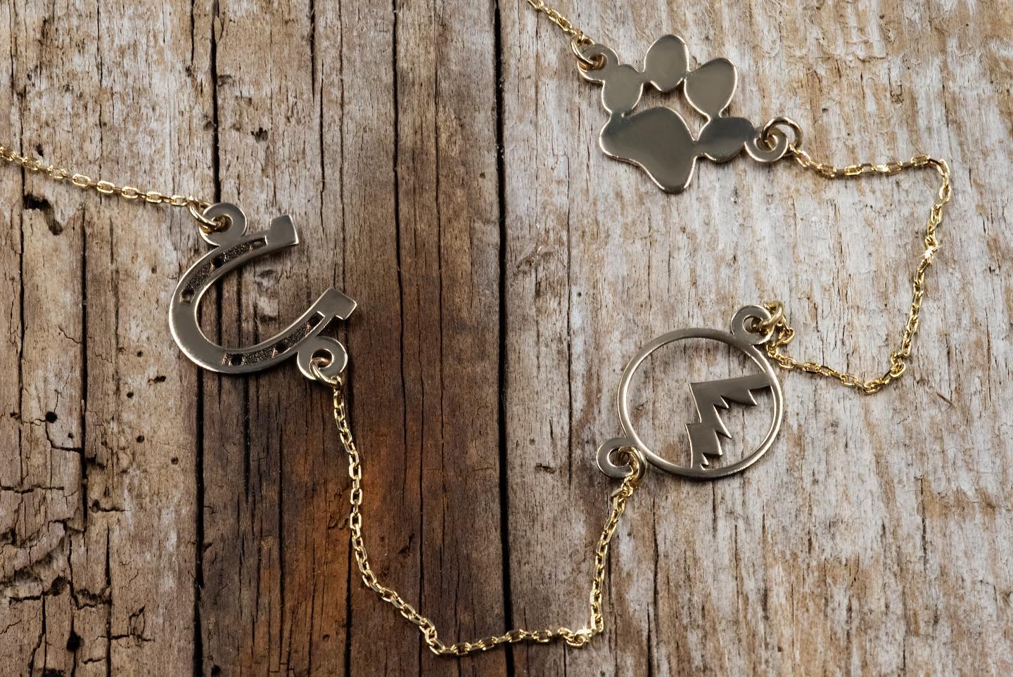 Złoty łańcuszek z zawieszkami